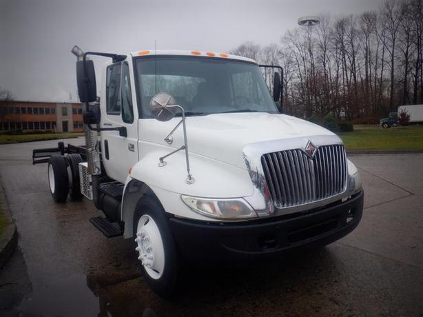 2006 International 4300 Cab and Chassis Air Brakes Dually Diesel image 4
