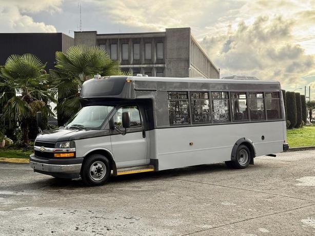 2019 Chevrolet Express 4500 21-Passenger Bus with Wheelchair Lift image 5