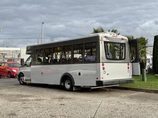 2019 Chevrolet Express 4500 21-Passenger Bus with Wheelchair Lift image 7
