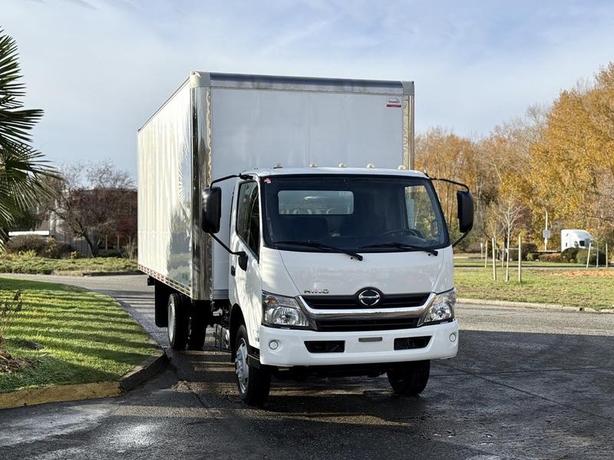 2018 Hino 195 20-Foot Cube Van image 2