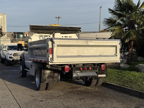 2006 Ford F-550 Regular Cab 2WD 9-Foot Dump Truck image 8