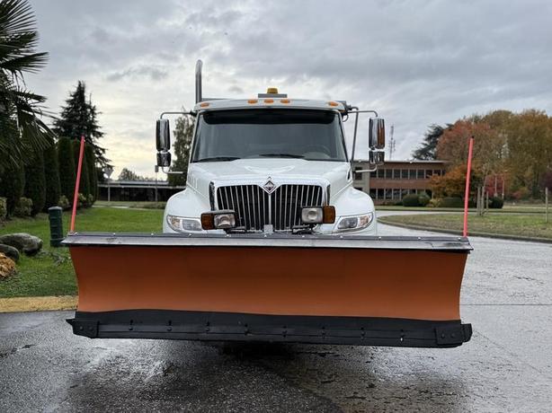 2009 International 4400 Plow Truck with Swenson Sander and 11-Foot Dump Body image 3