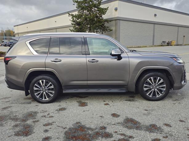 2022 Lexus LX image 4