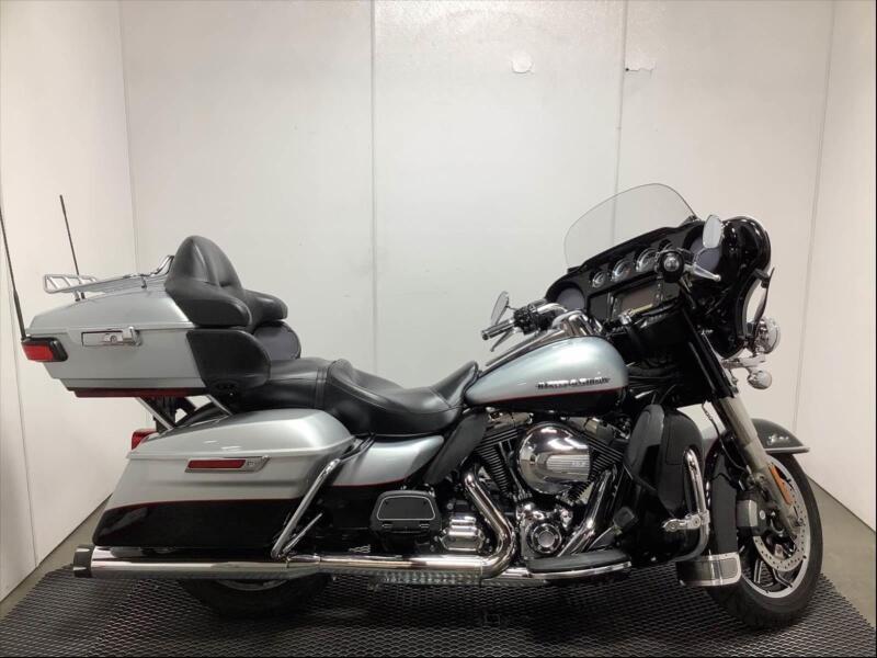 2015 Harley-Davidson Flhtkl Ultra Limited Low Motorcycle display photo