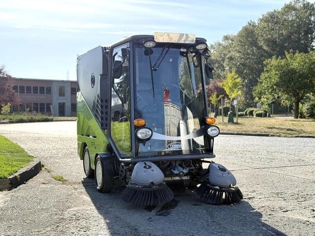 2015 Tennant 636 Green Machine Compact Sweeper image 2
