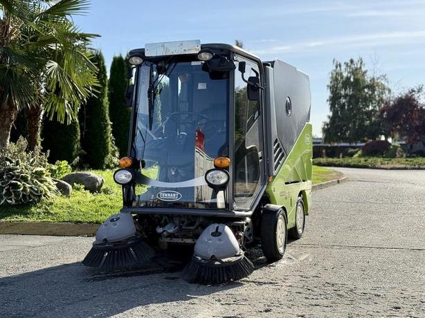 2015 Tennant 636 Green Machine Compact Sweeper image 4