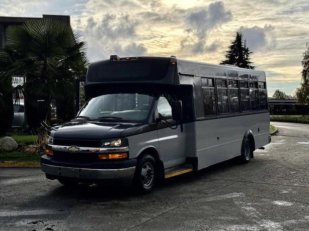 2019 Chevrolet Express 4500 21-Passenger Bus with Wheelchair Lift image 4