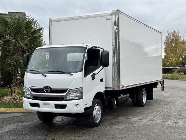 2019 Hino 195 20-Foot Cube Van with Power Tail Gate image 4