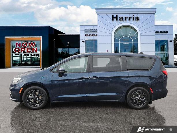 2023 Chrysler Pacifica Hybrid Touring L | One Owner | Fully Loaded! image 3