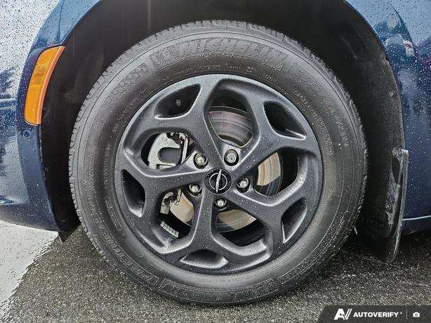 2023 Chrysler Pacifica Hybrid Touring L | One Owner | Fully Loaded! image 6