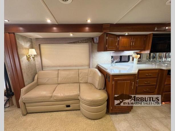 Used 2005 Winnebago Vectra 40 KD image 6