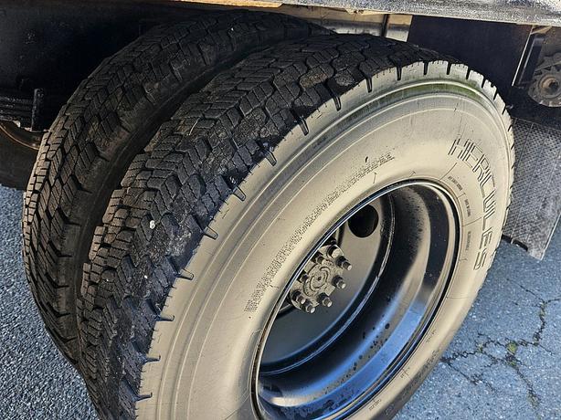 2015 Ford  Super Duty F-750 Straight Frame XLT Flat Deck image 7