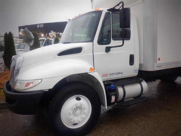 2017 International 4300 22 Foot Cube Van With Power Tailgate 3 Seater Diesel image 3