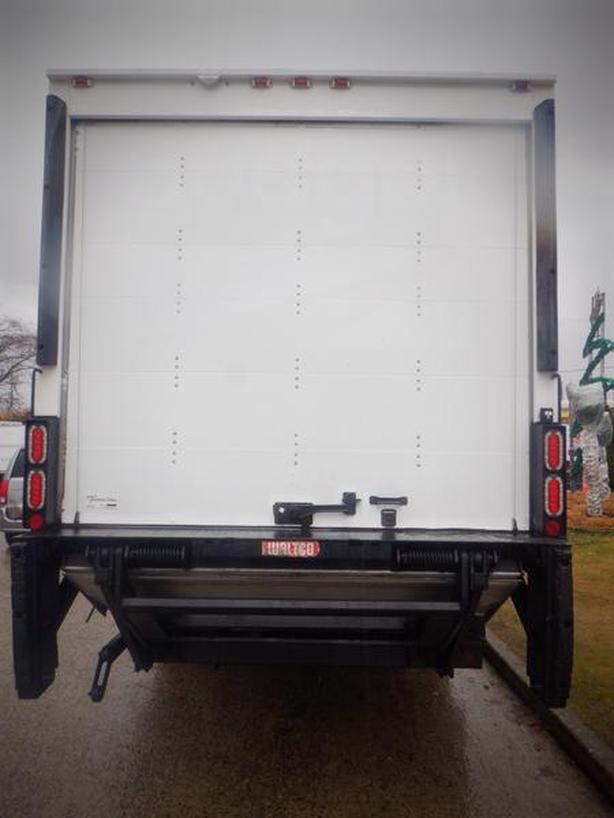 2017 International 4300 22 Foot Cube Van With Power Tailgate 3 Seater Diesel image 8