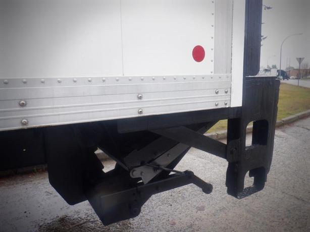 2017 International 4300 22 Foot Cube Van With Power Tailgate 3 Seater Diesel image 6