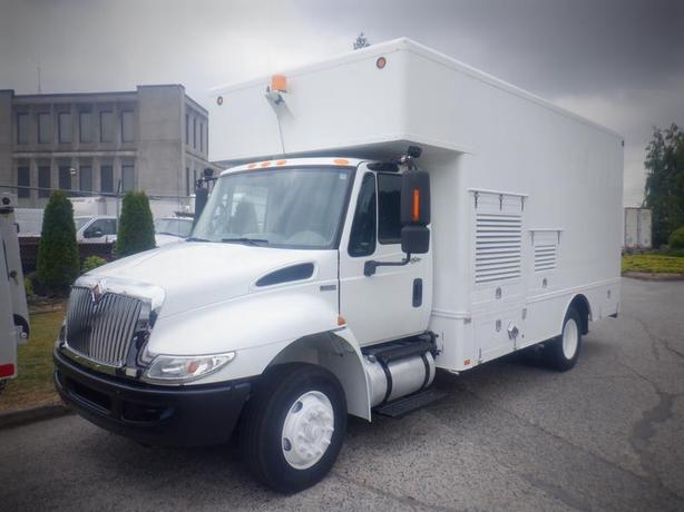 2013 International 4300 DuraStar Cube Van Diesel Air Brakes image 1