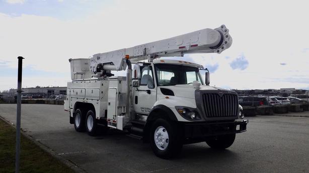 2008 International 7500 Tandem Bucket Truck Diesel Air Brakes image 1