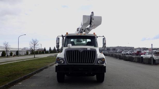 2008 International 7500 Tandem Bucket Truck Diesel Air Brakes image 3