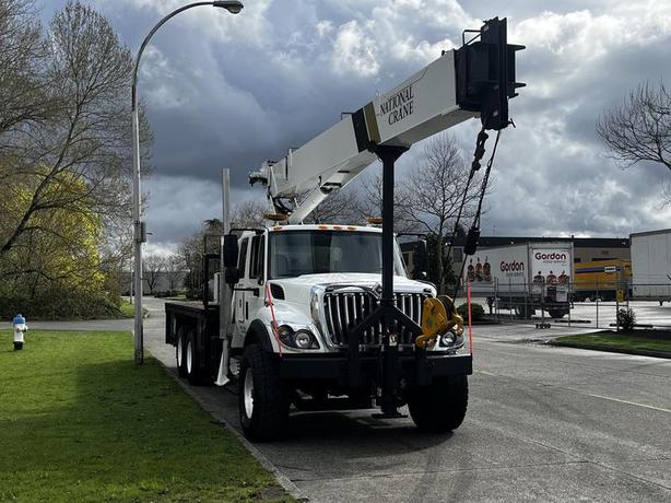 2008 International 7500 20 Foot Flatdeck with National Crane With Air Brakes image 2