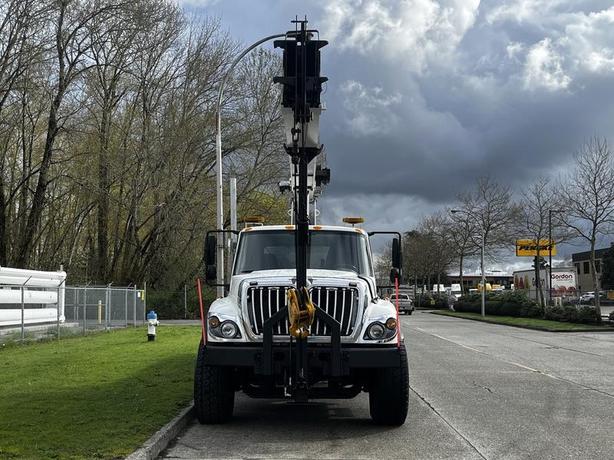 2008 International 7500 20 Foot Flatdeck with National Crane With Air Brakes image 3