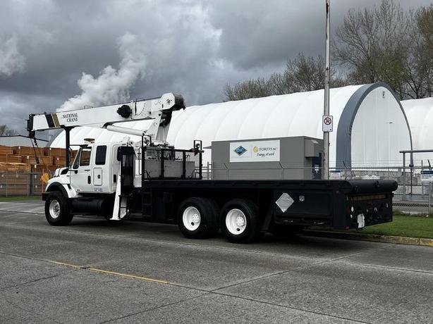 2008 International 7500 20 Foot Flatdeck with National Crane With Air Brakes image 7