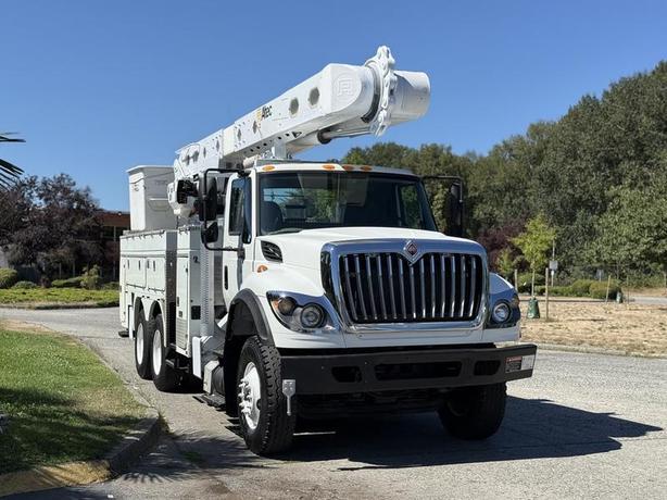 2013 International 7400 Workstar Altec Bucket Truck Diesel with Air Brakes image 2