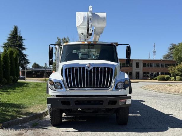 2013 International 7400 Workstar Altec Bucket Truck Diesel with Air Brakes image 3