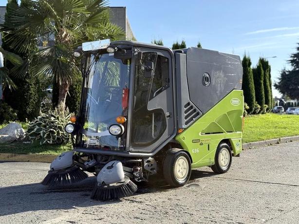 2015 Tennant 636 Green Machine Compact Sweeper image 5