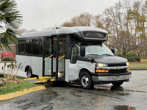 2019 Chevrolet Express 4500 22-Passenger Bus with Wheelchair Ramp image 1