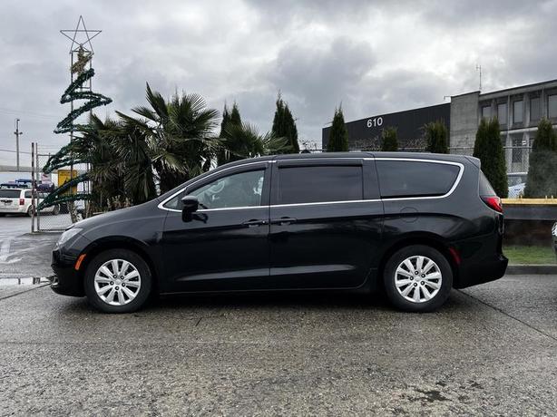 2018 Chrysler Pacifica 7-Passenger Van image 7