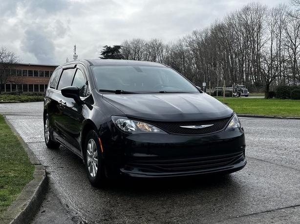 2018 Chrysler Pacifica 7-Passenger Van image 3