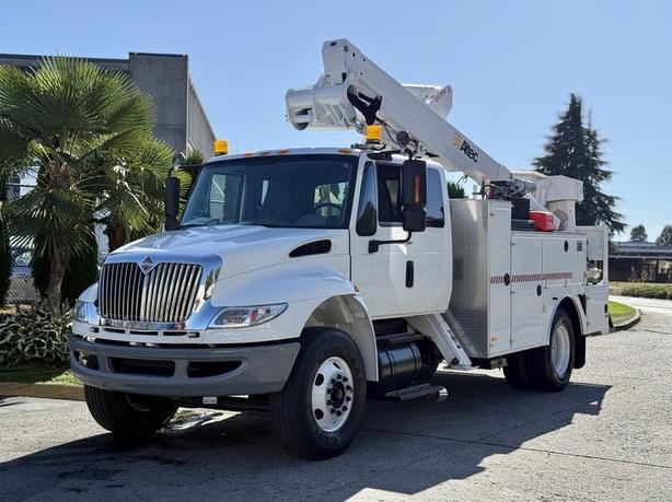 2010 International 4300 Altec Bucket Truck with Diesel Engine, Air Brakes and Se image 4