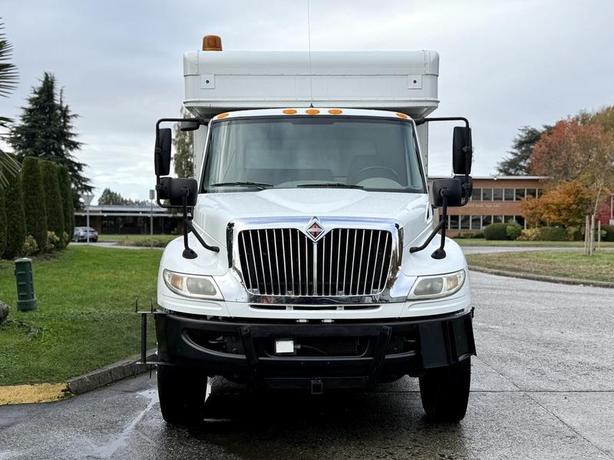 2011 International 4400 Diesel Service Truck with PTO & Trailer Tow Package image 3