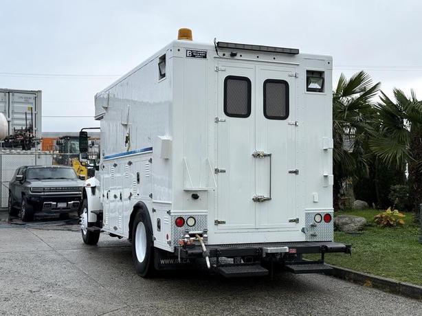 2011 International 4400 Diesel Service Truck with PTO & Trailer Tow Package image 8