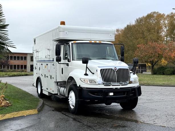 2011 International 4400 Diesel Service Truck with PTO & Trailer Tow Package image 2