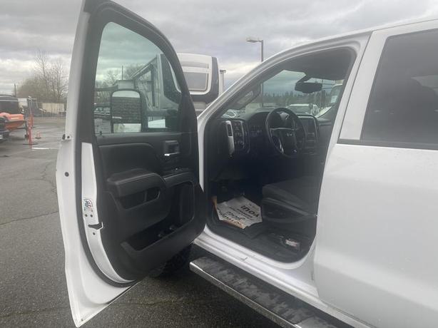 2015 Chevrolet Silverado 3500HD 8 Foot Flat Deck 4WD image 8