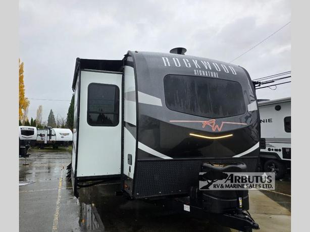 Used 2022 Forest River RV Rockwood Signature Ultra Lite 8324SB image 2