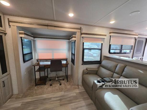 Used 2022 Forest River RV Rockwood Signature Ultra Lite 8324SB image 4
