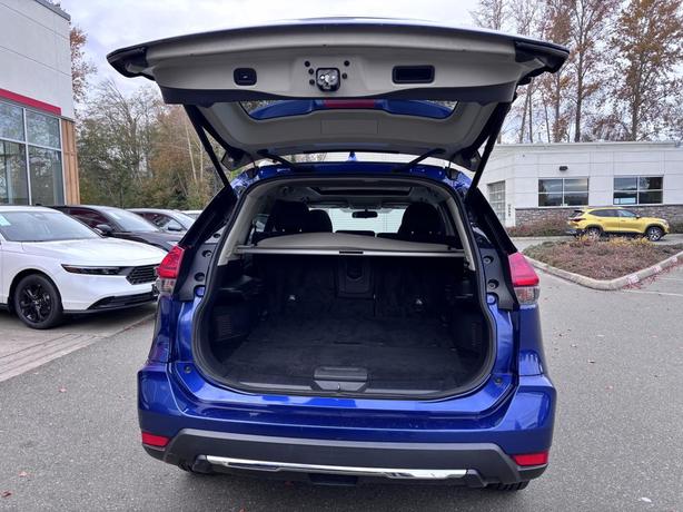 2017 Nissan Rogue SV image 7