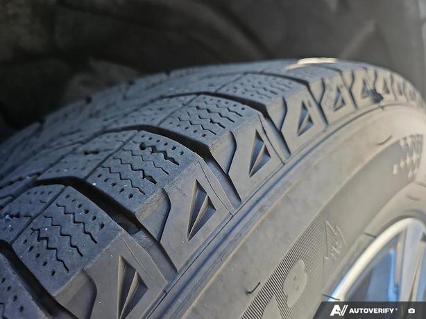 2022 Toyota Highlander Hybrid XLE AWD | Adaptive Cruise Control! image 7