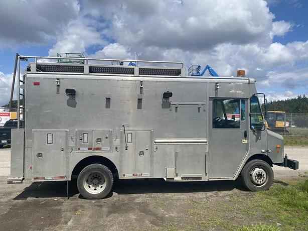 2007 Morgan Olson Workhorse W42 Workshop Step Van With Rear Shelving image 4