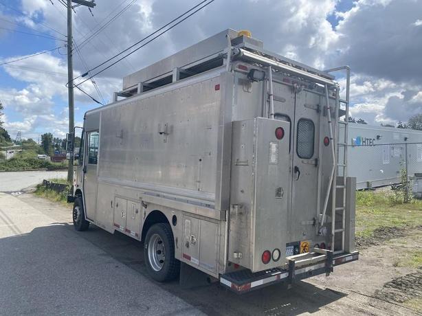 2007 Morgan Olson Workhorse W42 Workshop Step Van With Rear Shelving image 7