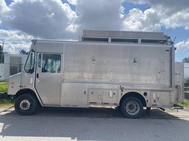 2007 Morgan Olson Workhorse W42 Workshop Step Van With Rear Shelving image 8