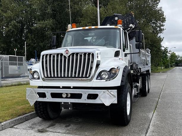 2017 International WorkStar 7600 18-Speed 16 Foot Dump Truck with HIAB Crane image 4