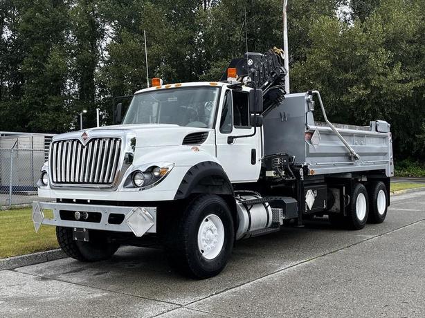 2017 International WorkStar 7600 18-Speed 16 Foot Dump Truck with HIAB Crane image 5