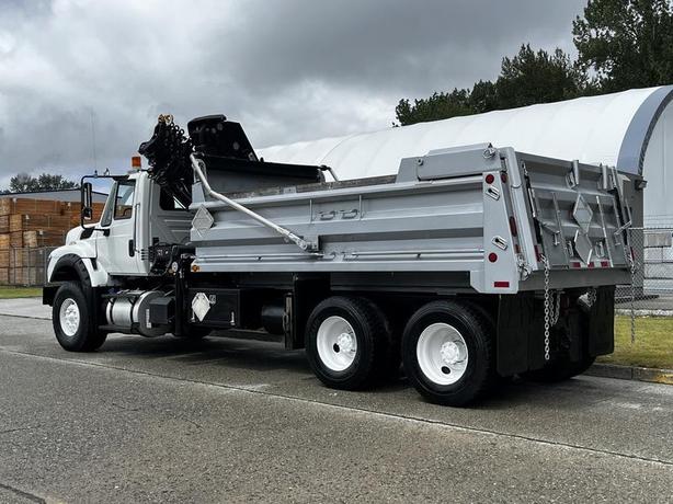 2017 International WorkStar 7600 18-Speed 16 Foot Dump Truck with HIAB Crane image 7