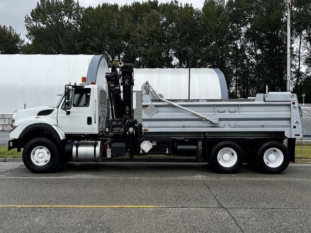 2017 International WorkStar 7600 18-Speed 16 Foot Dump Truck with HIAB Crane image 6