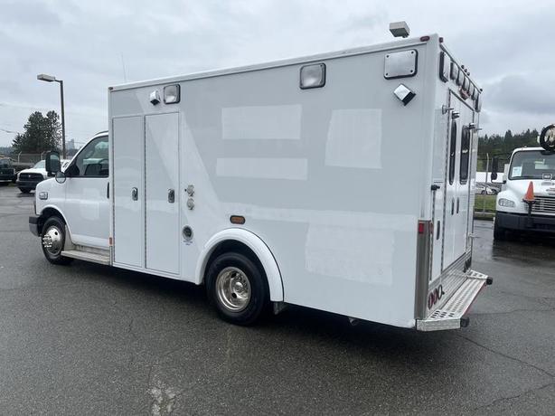 2016 Chevrolet Express G3500 Cube Van Ex Ambulance image 3