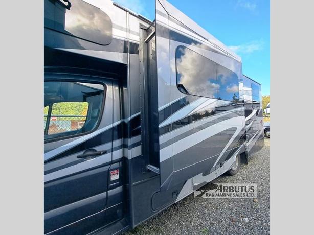 Used 2016 Jayco Melbourne 24K image 7