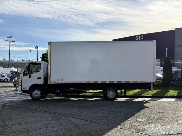 2018 Hino 195 20-Foot Cube Van image 5